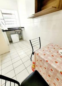 a room with a table and a chair in it at Casa Aeroporto a poucos minutos do Aeroporto de Viracopos in Campinas