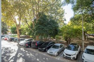 a row of cars parked in a parking lot at BeGuest Jardim Quinta da Alagoa Luxury Stay in Carcavelos
