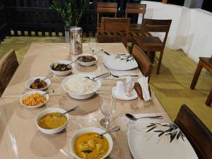 een tafel met kommen en borden met eten erop bij NAT City Ella in Ella +16 foto's