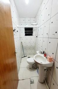 a bathroom with a toilet and a sink at Casa Aeroporto a poucos minutos do Aeroporto de Viracopos in Campinas