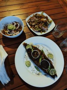 drie borden eten op een houten tafel bij NAT City Ella in Ella