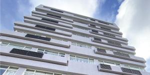サン・アンドレスにあるHotel Tower by On vacationのたくさんの窓がある背の高い白い建物 +46枚の写真
