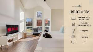 Ένα ή περισσότερα κρεβάτια σε δωμάτιο στο 5BR Luxury Stay Dive into Pool & Theater Fun