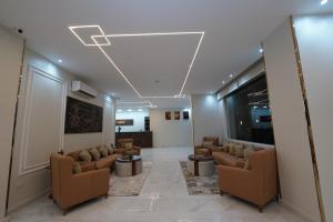 eine Lobby mit Sofas und Stühlen in einem Gebäude in der Unterkunft Pyramids Khan Hotel in Kairo