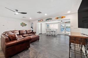 Χώρος καθιστικού στο Luxury Waterfront Oasis