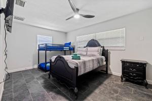 Ένα ή περισσότερα κρεβάτια σε δωμάτιο στο Luxury Waterfront Oasis +42 φωτογραφίες