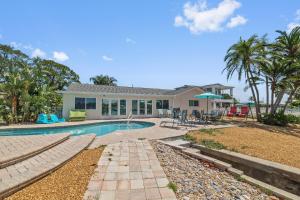 Πισίνα στο ή κοντά στο Luxury Waterfront Oasis