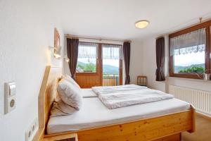 AltenrondにあるHochtalblick - Rechberg - Farnbergのベッドルーム1室(木製ベッド1台、窓付)