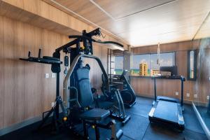 una stanza con una palestra con un tapis roulant di Andrea Priori em Boa Viagem By Carpediem a Recife