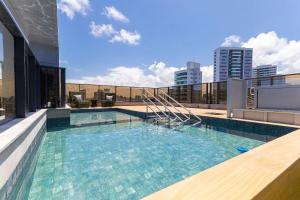 una piscina sul tetto di un edificio di Andrea Priori em Boa Viagem By Carpediem a Recife