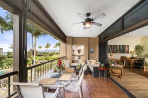 un porche grillagé avec une table et des chaises dans l'établissement Kaanapali Royal H303 · KRL H303 Spacious 2BD Condo on Maui Golf, à Lahaina