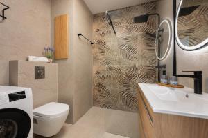 ein Badezimmer mit Toilette, Waschbecken und Dusche in der Unterkunft Flatbook - Seaside Apartments Nowa Letnica with a Rooftop Viewing Terrace & Gym II in Danzig + 18 Fotos