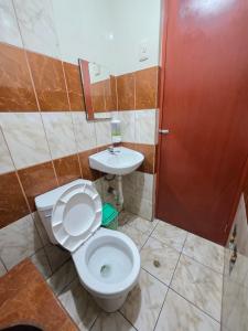 a bathroom with a toilet and a sink at Hospedaje Leo in Lima