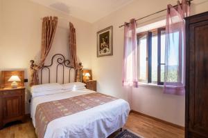 Una cama o camas en una habitación de Tenuta Due Laghi