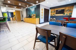 a dining room with a table and chairs at Creekside Hotel & Suites in Canyonville