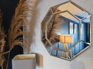 un miroir en or sur un mur avec une lampe dans l'établissement Spacious 3-Storey Home from Home in Hetton le Hole, à Hetton le Hole 38 autres photos