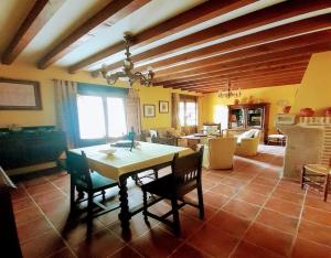 a kitchen and dining room with a table and chairs at Casa Rural La Era in Aldeanueva de Barbarroya