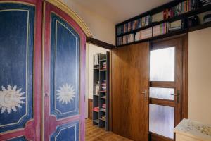 a room with a door and a book shelf at Le Margherite in Castiglione del Lago