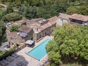 een luchtfoto van een huis met een zwembad bij vakantiewoning Emponse 7 in Plan-de-la-Tour