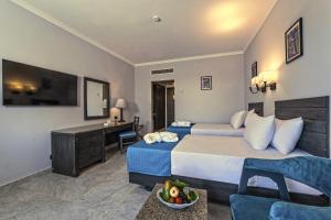 Invidia Coral Beach Tiran في شرم الشيخ: غرفة فندقية بسريرين ومكتب