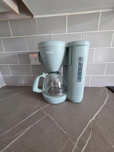 Příslušenství pro přípravu čaje a kávy v ubytování Kilgar Gardens B&B