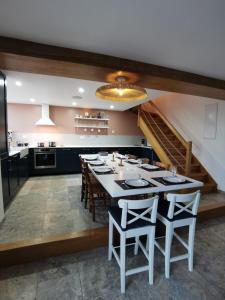 Kuchyň nebo kuchyňský kout v ubytování At Abel's, Country House in Morvan!