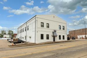 un edificio bianco sul lato di una strada di Shawnee Pines a Harrisburg Altre 5 foto