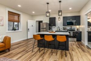 una cucina con armadi neri e sgabelli arancioni di Shawnee Pines a Harrisburg