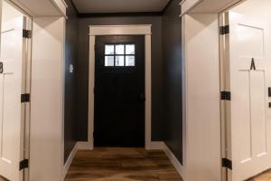 un corridoio con una porta nera e una finestra di Shawnee Pines a Harrisburg