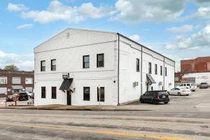 un edificio bianco sul lato di una strada di Shawnee Pines a Harrisburg