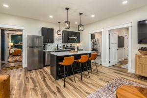 una cucina con una grande isola con sgabelli da bar di Shawnee Pines a Harrisburg