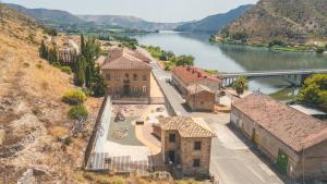 メキネンサにあるTres Estrellas Mequinenzaの川の横の建物の空見