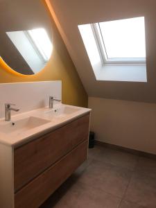 un bagno con lavandino e lucernario di Menbleis, maison familiale a Plounéour-Trez