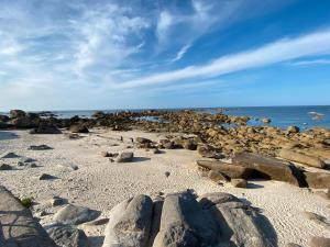 una spiaggia rocciosa con rocce e l'oceano di Menbleis, maison familiale a Plounéour-Trez Altre 11 foto