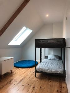 una camera con letto a castello in mansarda di Menbleis, maison familiale a Plounéour-Trez