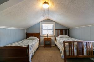 ブーンにあるA Parkway Cabinの屋根裏のベッドルーム(ベッド2台、窓付)