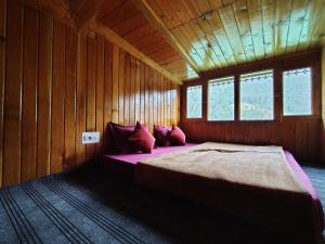 Postel nebo postele na pokoji v ubytování The Jibhi Mountain Retreat + 10 fotografií