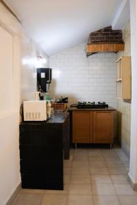 Η κουζίνα ή μικρή κουζίνα στο Blue Moon Private Pool Villa - Near Baga Beach, Goa