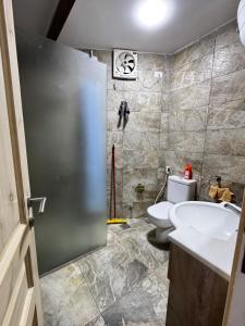 Koupelna v ubytování New Shark Apartment first line