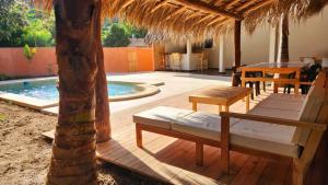 マスンテにあるCasa Antonio Mazunteのパティオ(テーブル、椅子付)、スイミングプールが備わります。 +2枚の写真