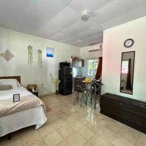a bedroom with a bed and a table and a kitchen at La ceibasurf in La Libertad