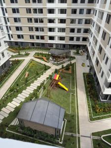 un gran edificio de apartamentos con un parque infantil en el patio en Moderno apartamento en Lirios de Miraflores, en Tegucigalpa
