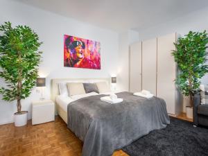 a bedroom with a bed and a painting on the wall at Superior Studio at St Stephen's Cathedral City Center - 1 min walk to Vienna City Center in Vienna