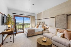 TV a/nebo společenská místnost v ubytování Superior Queen @ Juniper Preserve