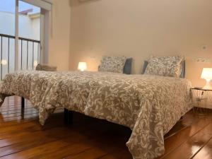 a bedroom with a bed with a blanket and two lamps at 3 Rooms 3 Bathrooms In The City in Málaga