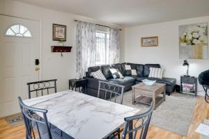 Posezení v ubytování Wildcats Welcome! Mtn-View Condo 7 Mi to U of A