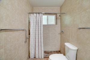 Koupelna v ubytování Wildcats Welcome! Mtn-View Condo 7 Mi to U of A