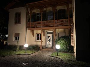 twee lichten voor een huis 's nachts bij Colmar joli petit appartement in Colmar +1 foto