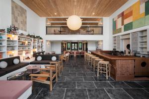 雷德蒙德Upscale 4 BR Townhouse @ Juniper Preserve Resort的有酒吧和桌椅的餐厅