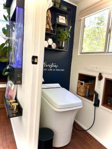 Et badeværelse på Lake Escape in Cozy Boathouse Surrounded by Forest